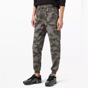 Lululemon Women’s “Stretch High-Rise Jogger” *Full Length Camouflage / Sz. 8